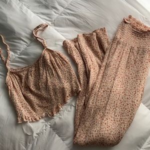 women’s floral pattern crop top and flowy pants set very light material size m